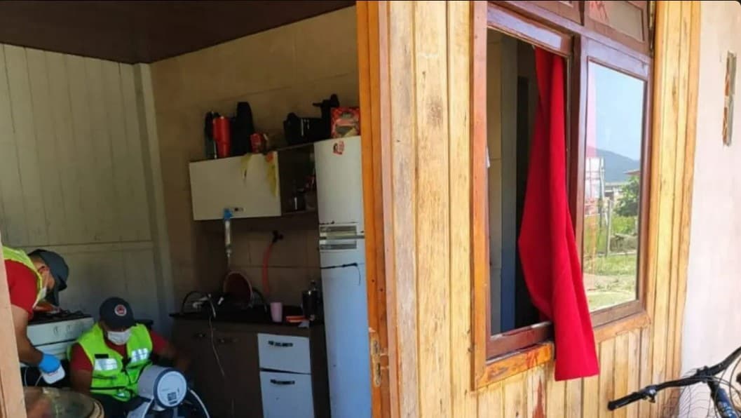 Homem morre após quebrar vidro com soco dentro de casa 
