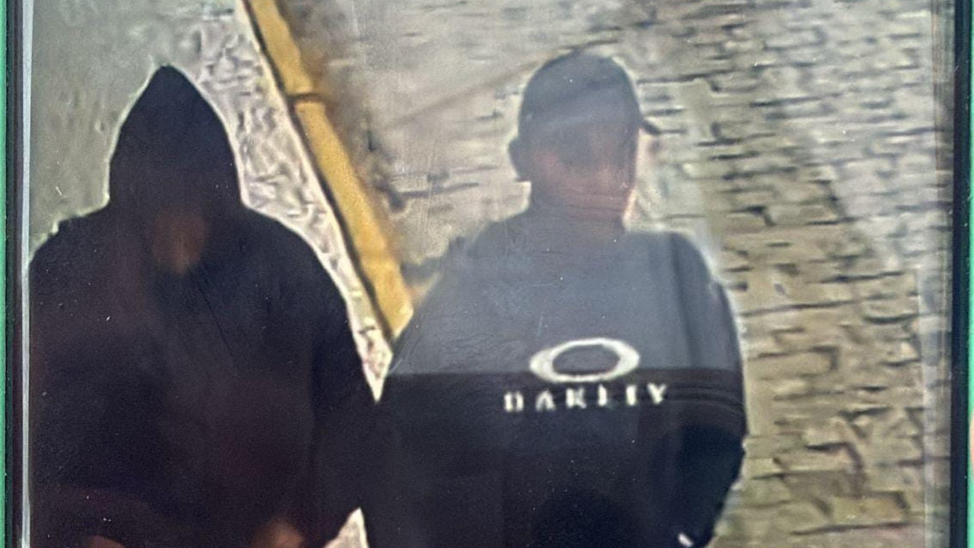 Criminosos armados rendem funcionária e roubam loja de celulares em Tijucas