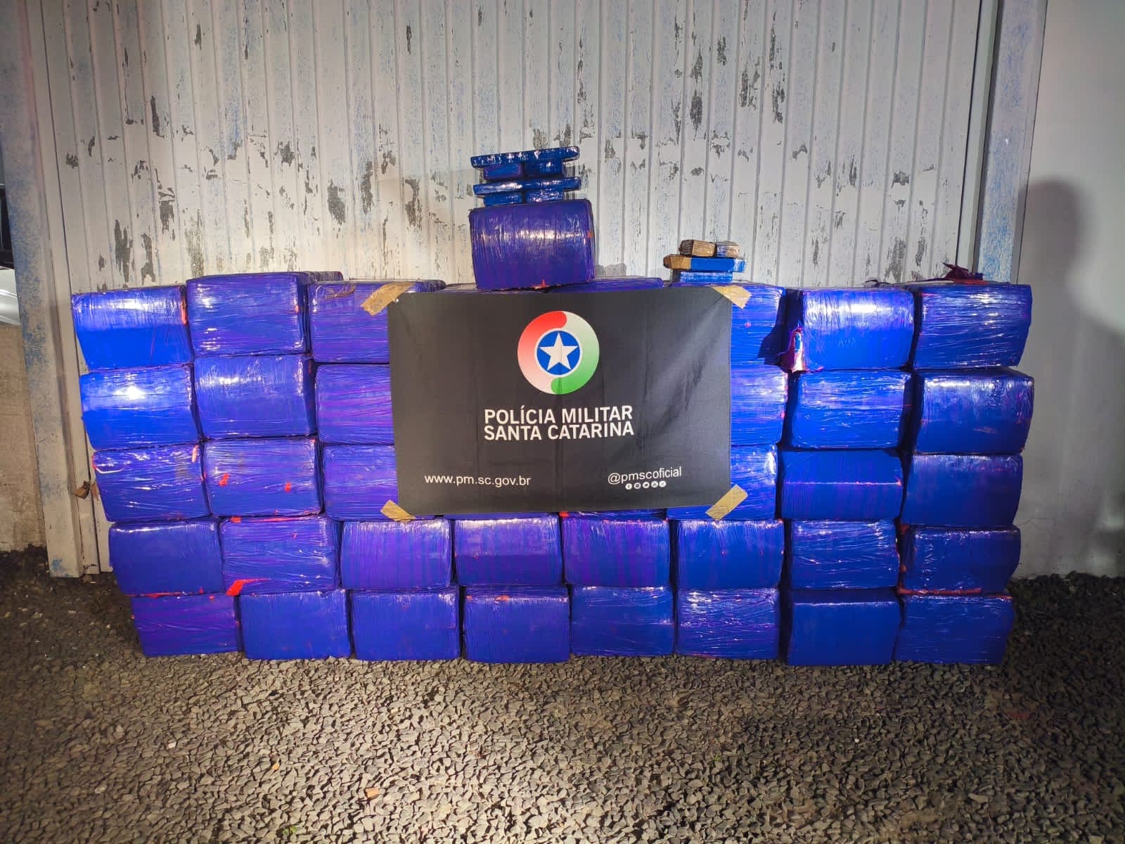Quase uma tonelada de maconha é encontrada dentro de casa e homem é preso SC