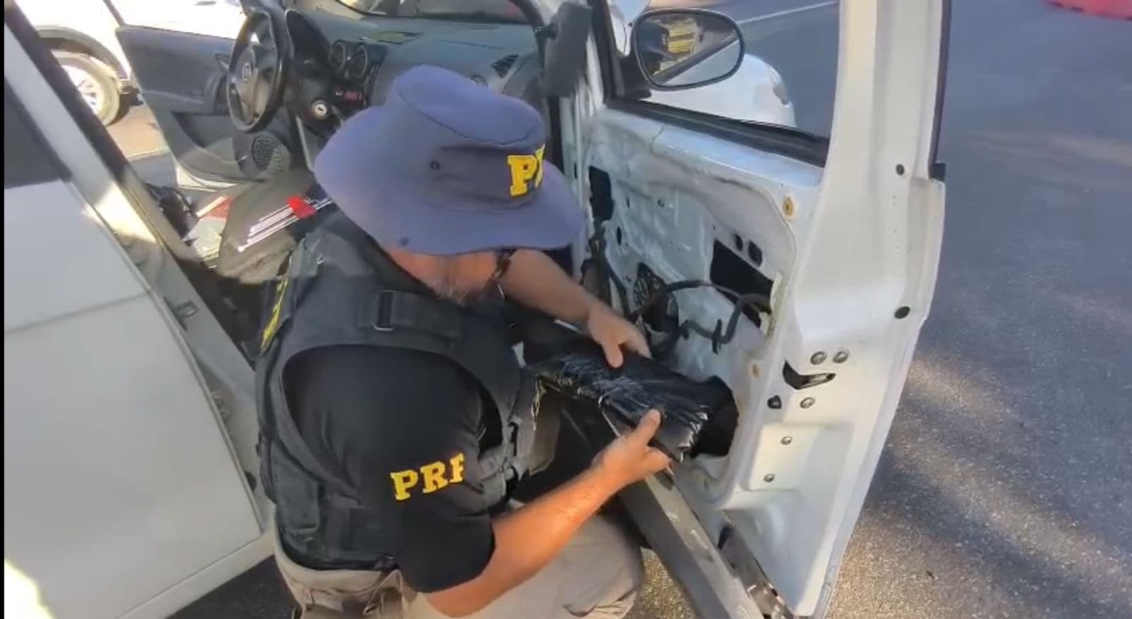 Casal é flagrado com quase 500 anabolizantes escondidos em carro na BR-101