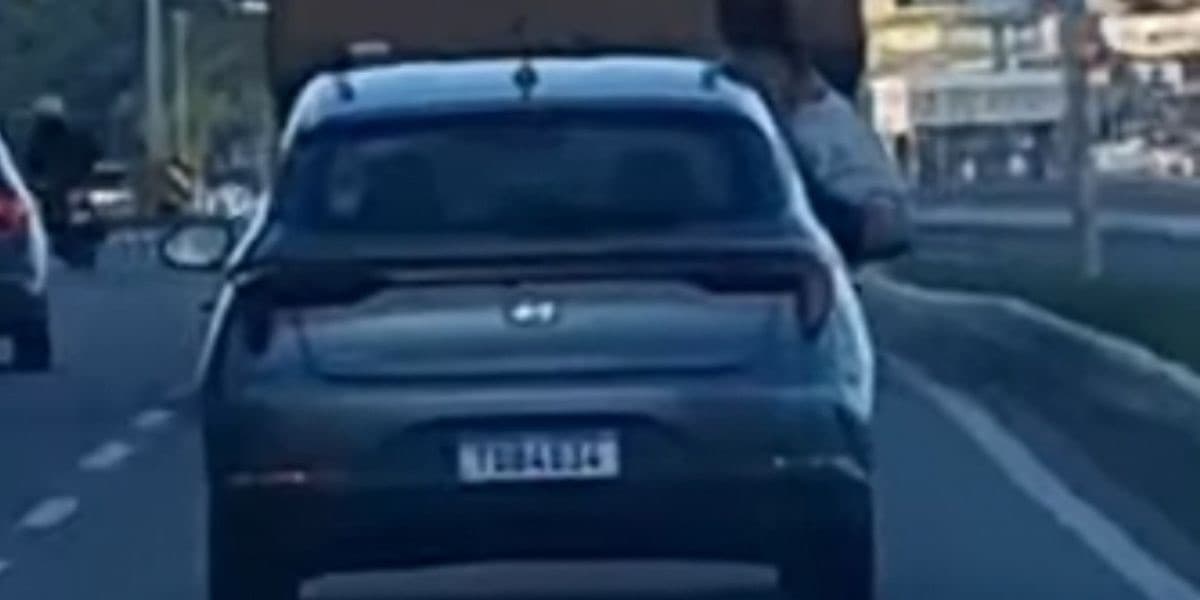 Mulher é flagrada urinando na janela de carro em Florianópolis