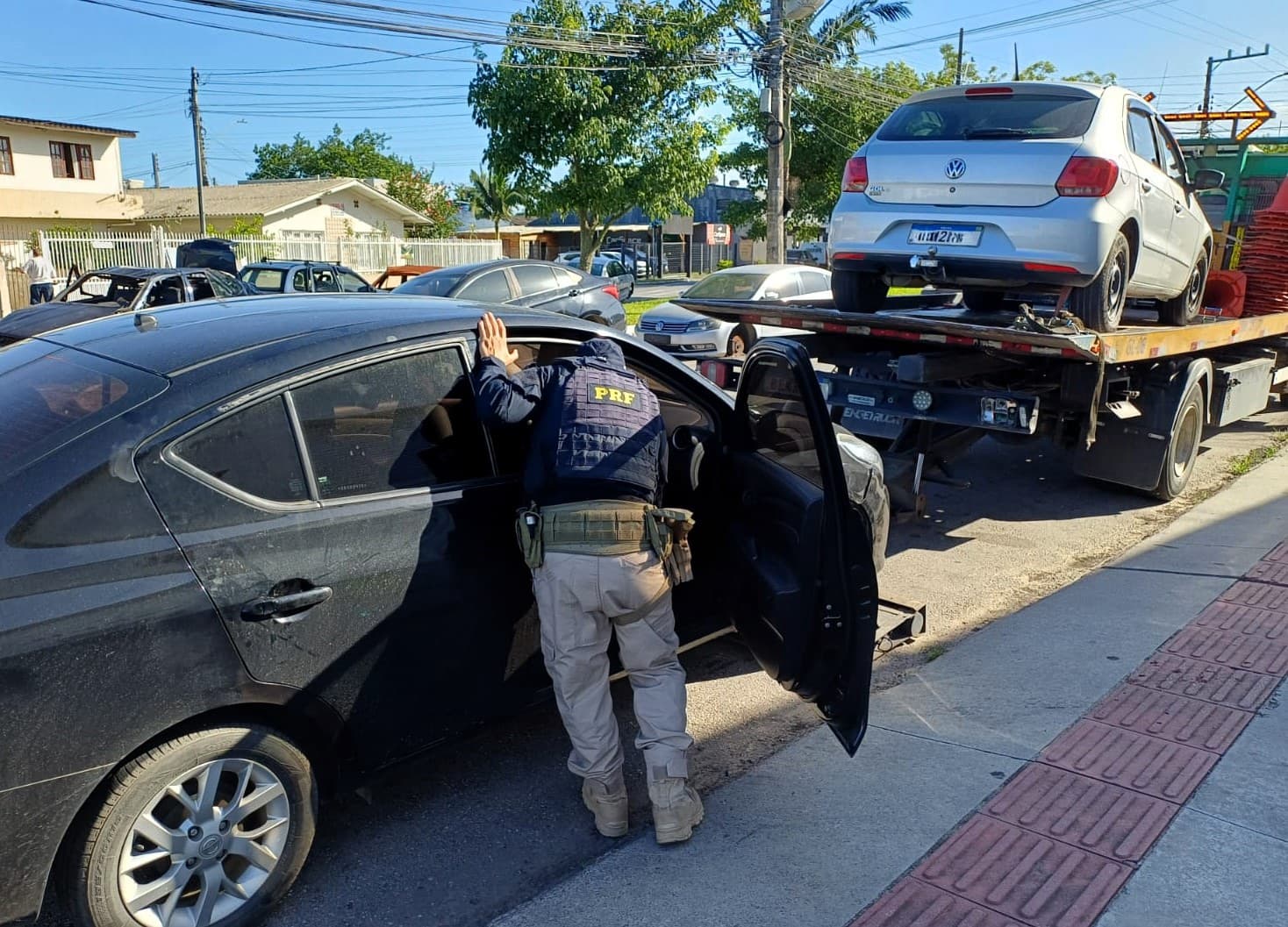 Quadrilha é flagrada na BR-101 com carros clonados e eletrônicos furtados de casas em Itajaí