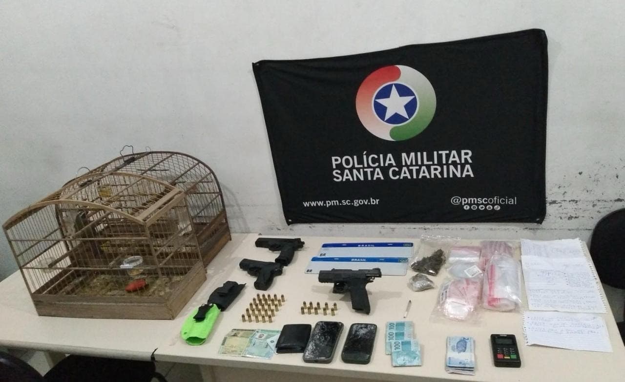 Perseguição, arma e tráfico: homem foge da PM, joga drogas pelo telhado e acaba preso em Joinville