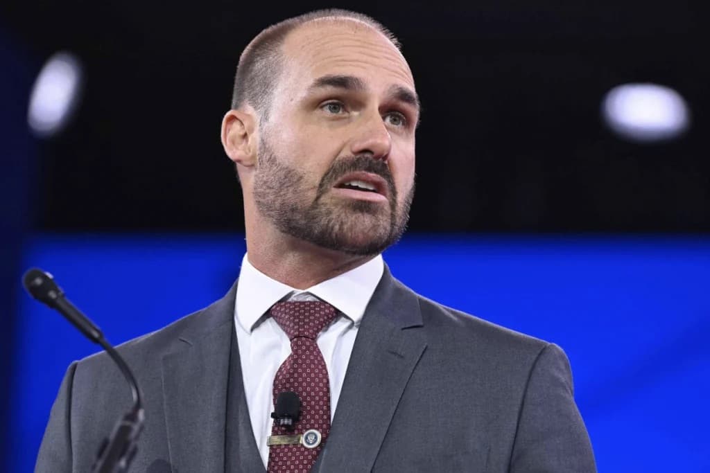 Polícia Federal determina retorno imediato de Eduardo Bolsonaro ao cargo de escrivão