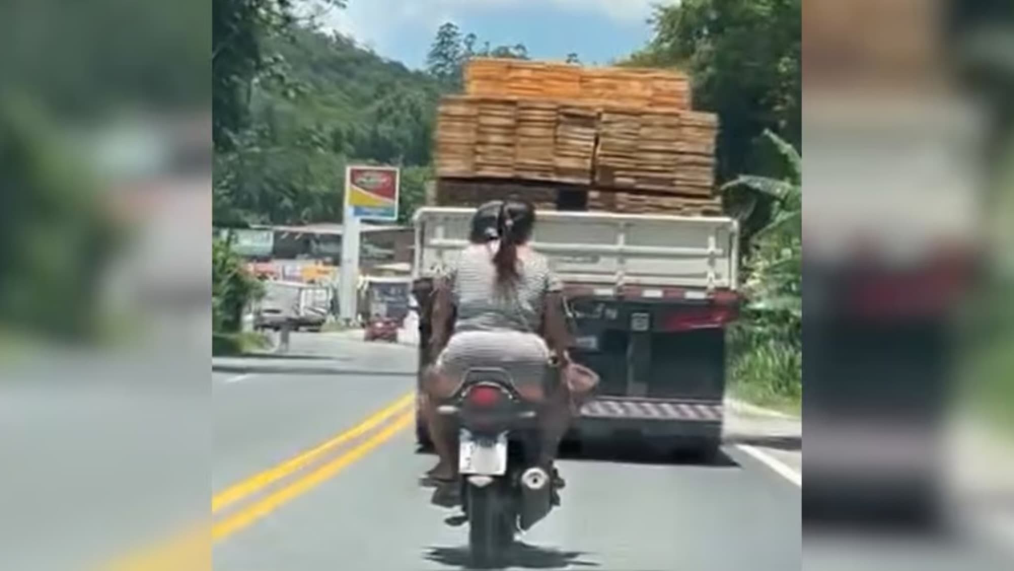 Mulher é flagrada na garupa de moto sem capacete em uma das rodovias mais temidas de SC