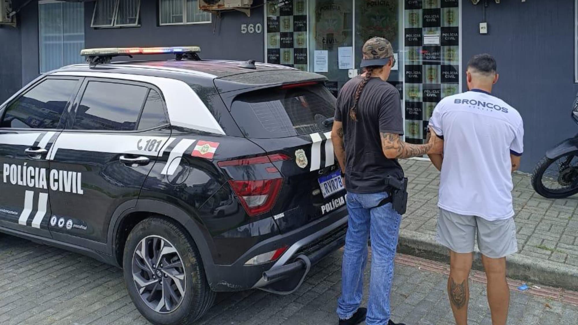 Polícia Civil localiza e prende suspeito de violência doméstica escondido em Bombinhas