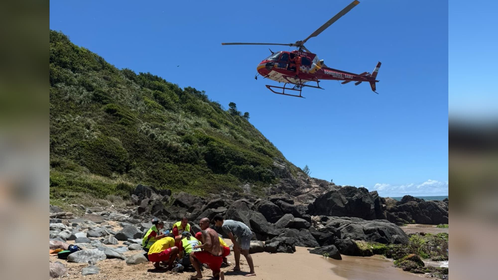 Adolescente de 13 anos se afoga em praia de SC e volta a respirar após chegada do Arcanjo