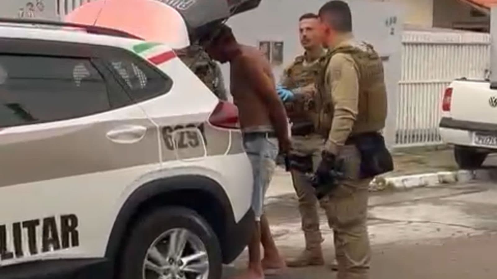 Homem deixa o presídio, ameaça ex-companheira com facão e acaba preso pela PM em Itajaí