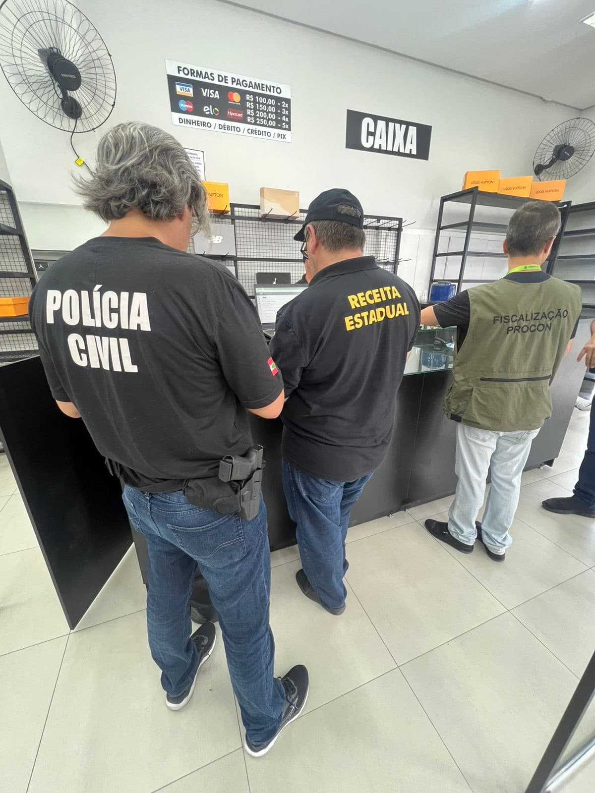 Megaoperação desmonta rede de outlets e apreende 45 mil produtos falsificados em Santa Catarina
