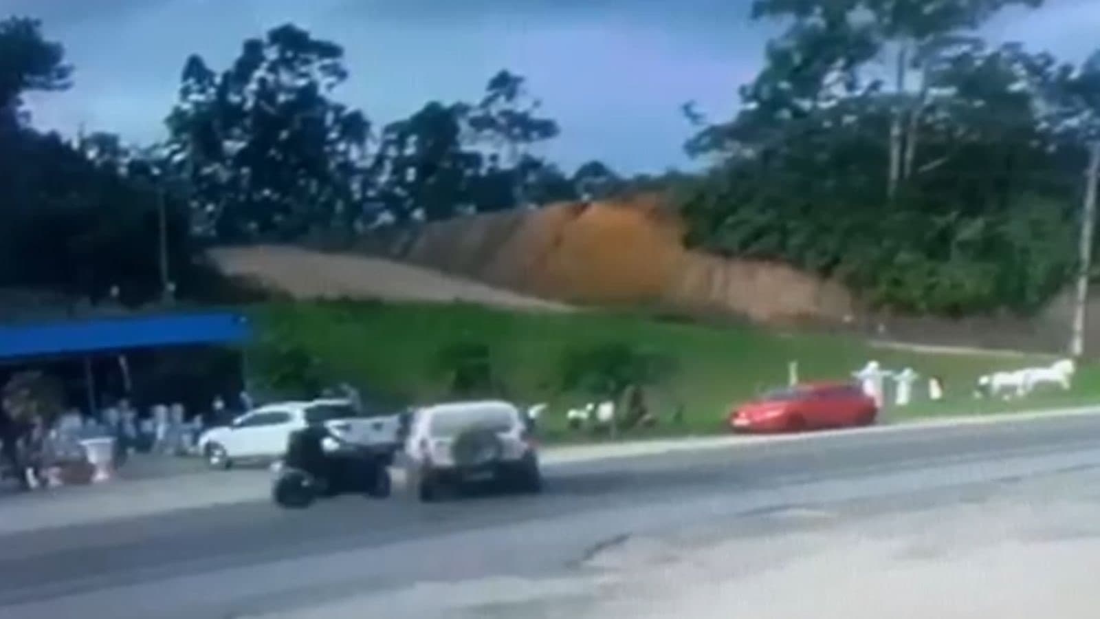 Câmeras flagram acidente entre moto e carro na SC-410, em Canelinha