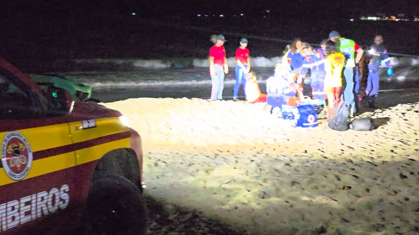Homem morre após se afogar na Praia da Armação, em Penha