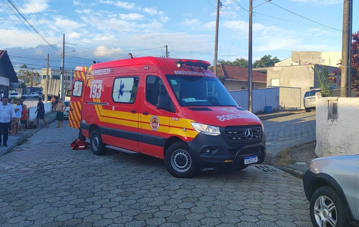 Criança de 6 anos é atropelada por moto ao cruzar rua de bicicleta em Gaspar