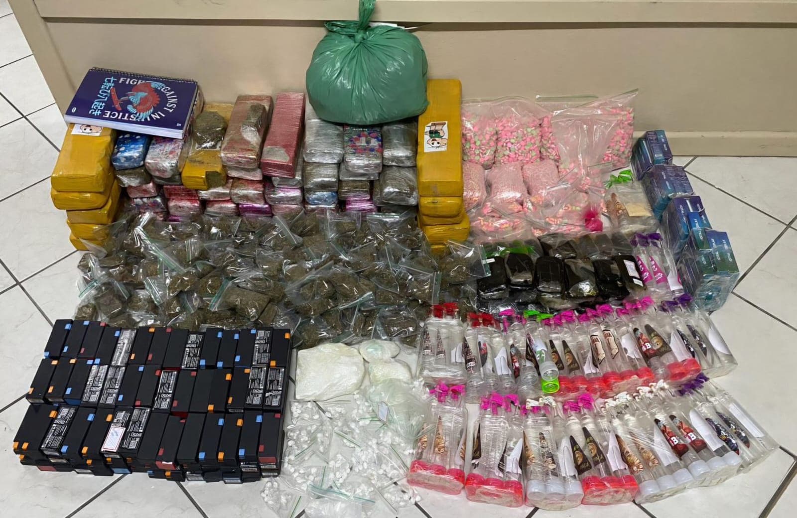 Depósito de drogas é descoberto e dupla é presa com milhares de comprimidos de ecstasy em SC
