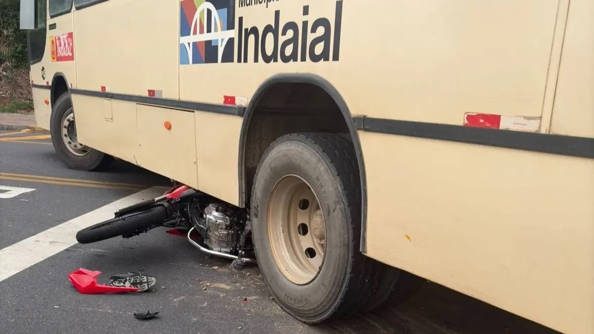 Motociclista é arremessado após bater em ônibus e morre em Indaial