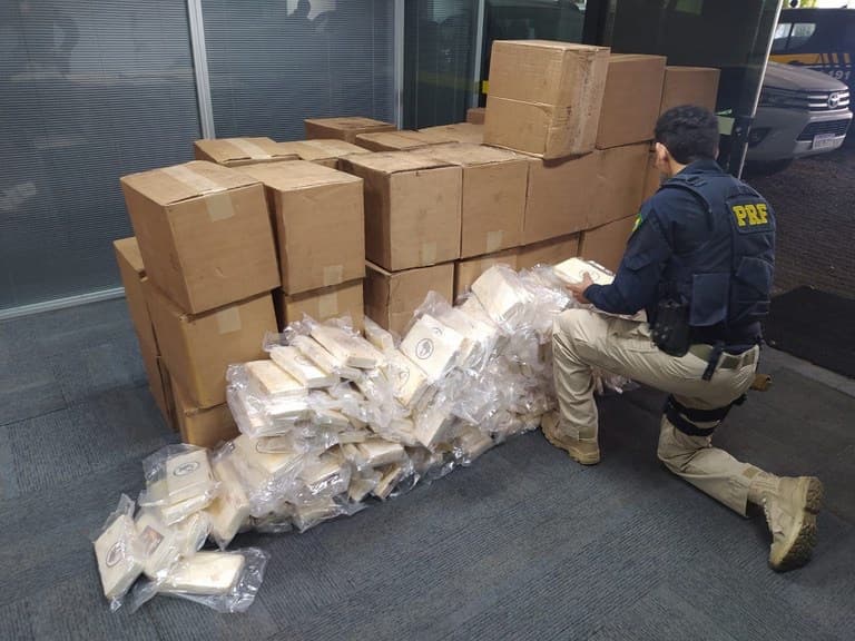 PF faz operação contra grupo que trouxe 1,3 tonelada de cocaína para Santa Catarina