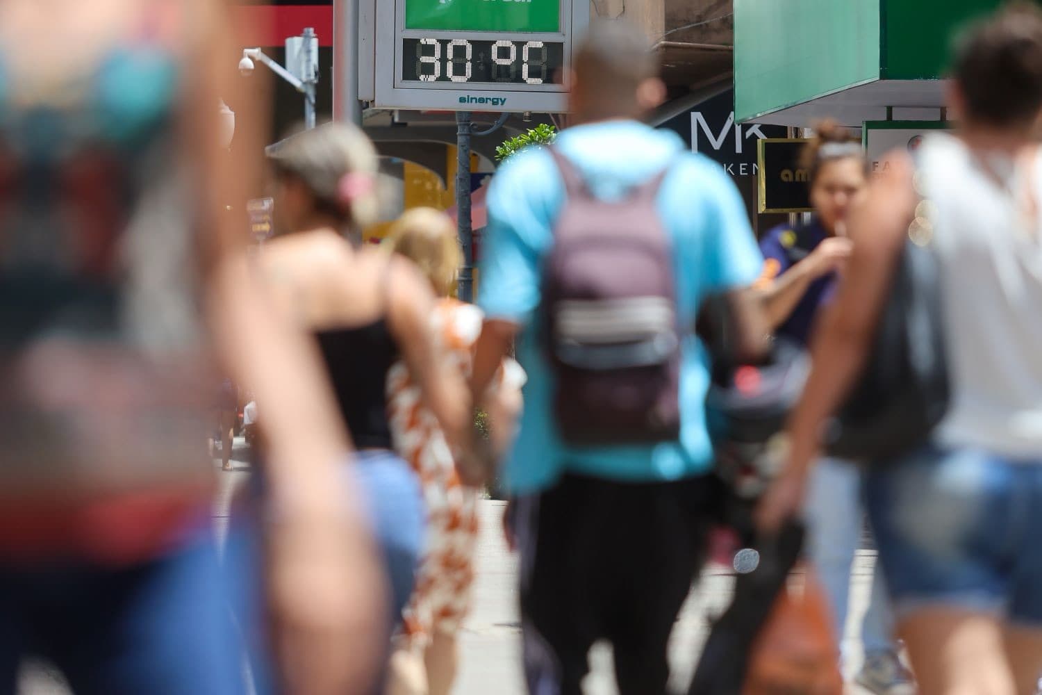 Frente fria chega na sexta (13) e eleva risco de temporais durante o Carnaval em SC