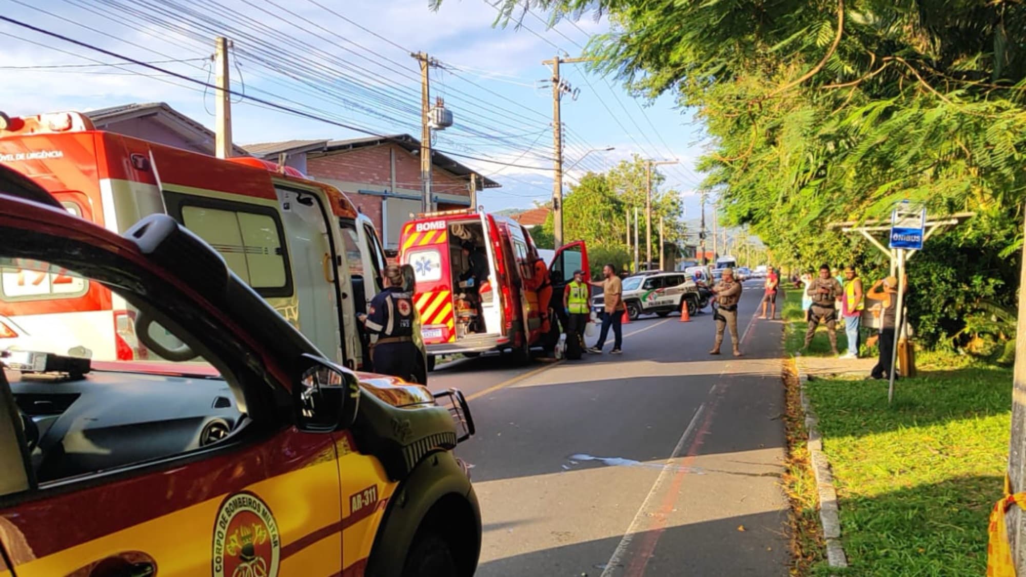 Avô fica gravemente ferido ao levar neta de 2 anos na garupa e bater de frente com caminhão em Gaspar