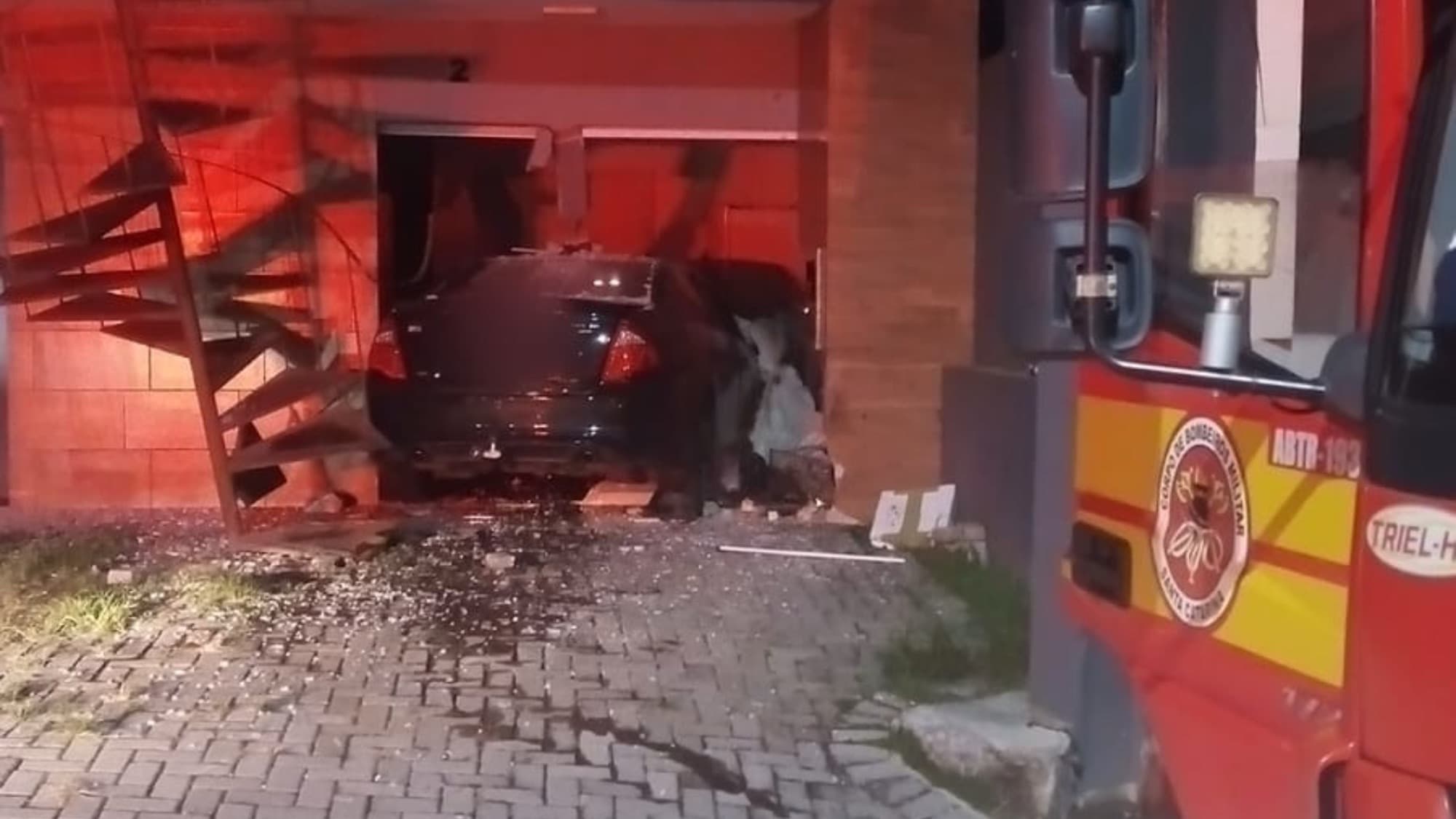 Motorista foge após carro invadir casa durante a madrugada em Bombinhas