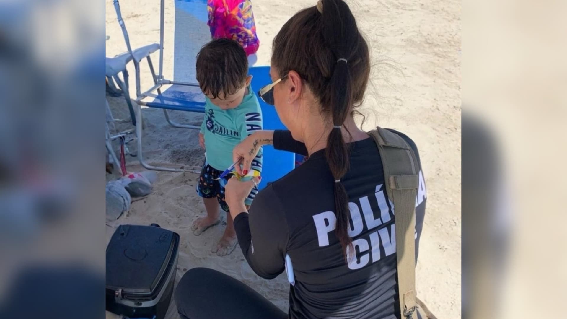 Pulseirinhas ajudam a evitar desaparecimentos de crianças em praias lotadas de Santa Catarina