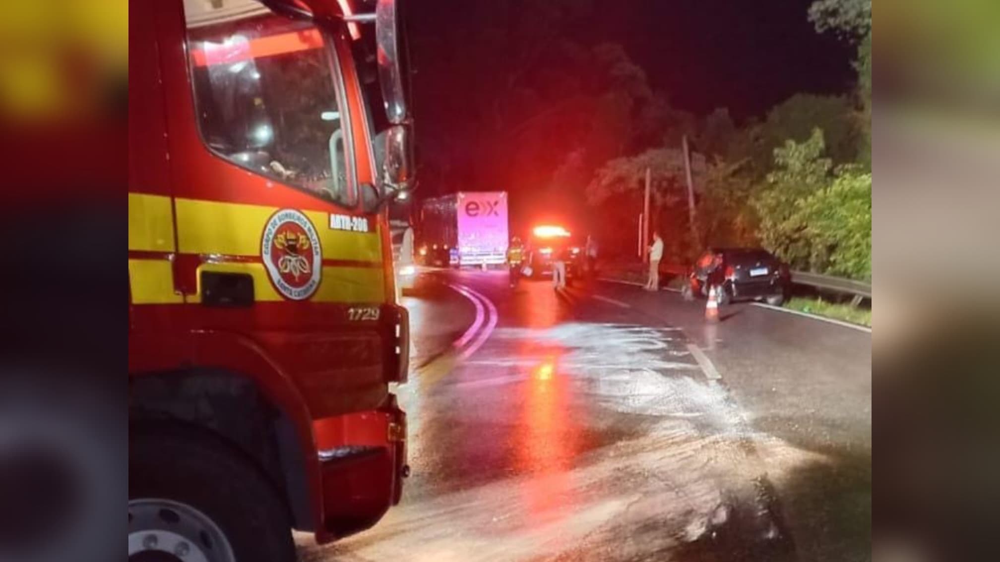 Colisão frontal na BR-470 deixa jovem preso às ferragens e gestante ferida 