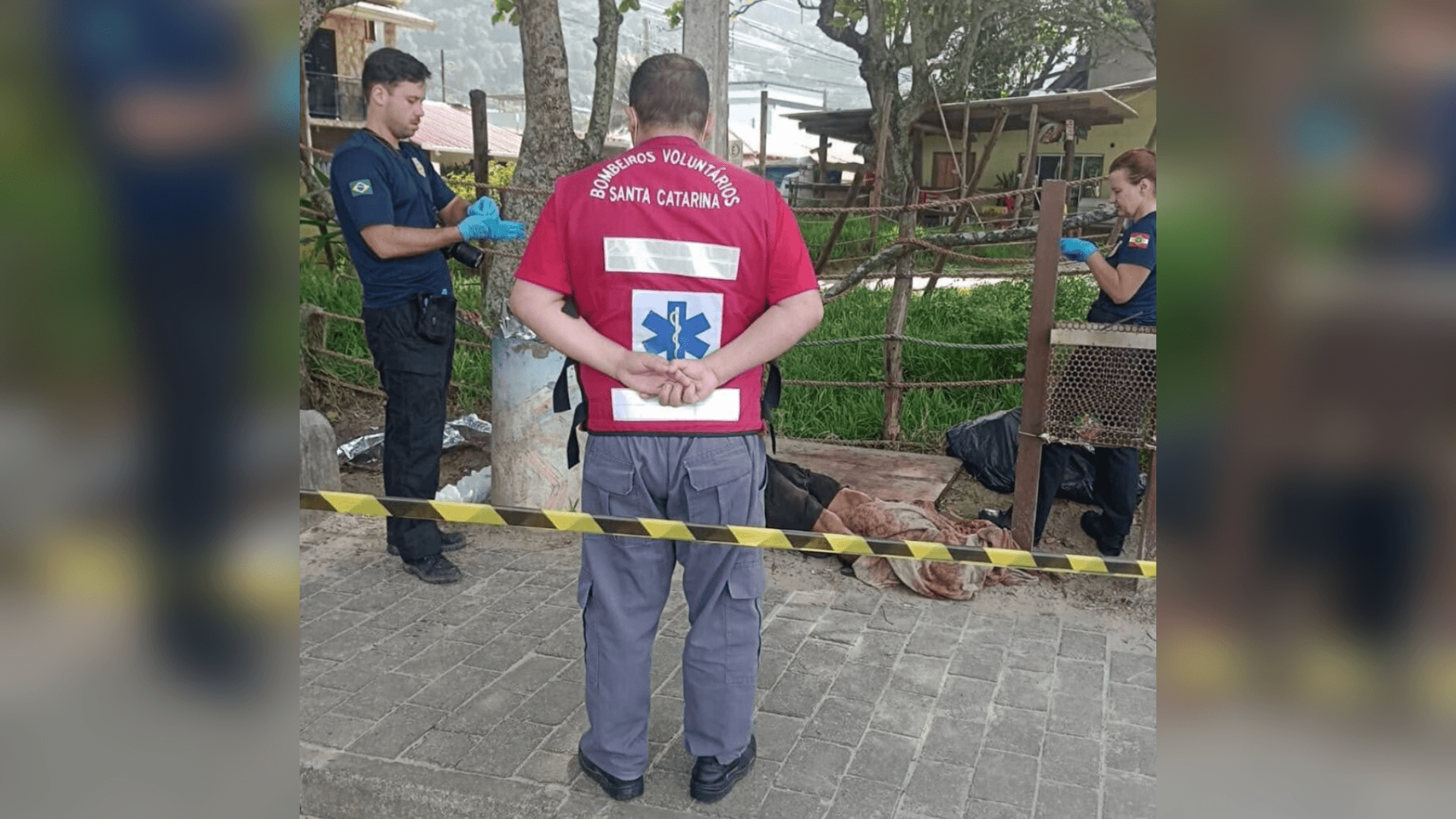 Homem é encontrado morto na areia e mulher aparece espancada em praia de SC