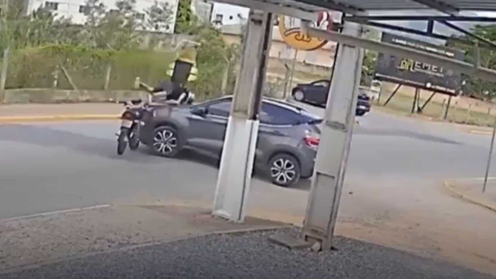Motociclista “voa” após ter a frente cortada por carro em São João Batista