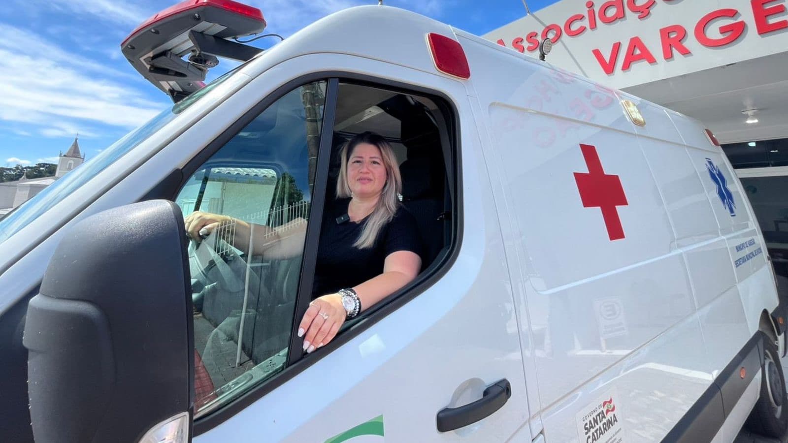 Filha de caminhoneiro realiza sonho e se torna a primeira mulher a dirigir ambulância