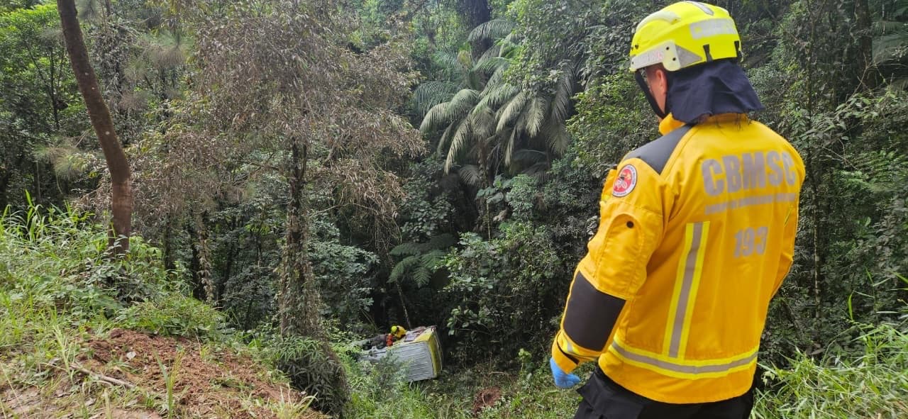 Motorista fica ferido após furgão capotar e cair em ribanceira de 50 metros entre Blumenau e Gaspar