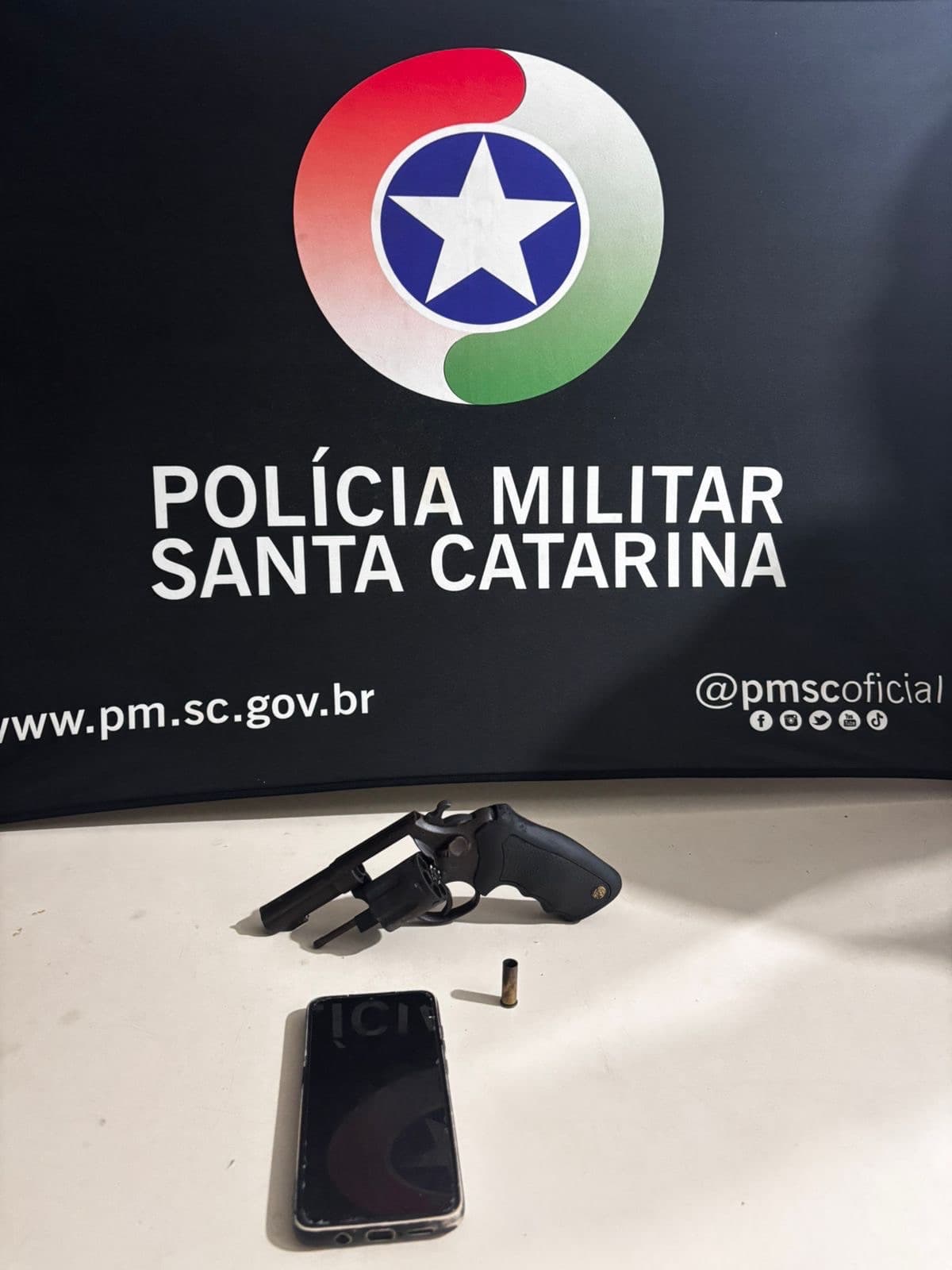 Homem atira contra carro do ex-companheiro da irmã e acaba preso em Porto Belo