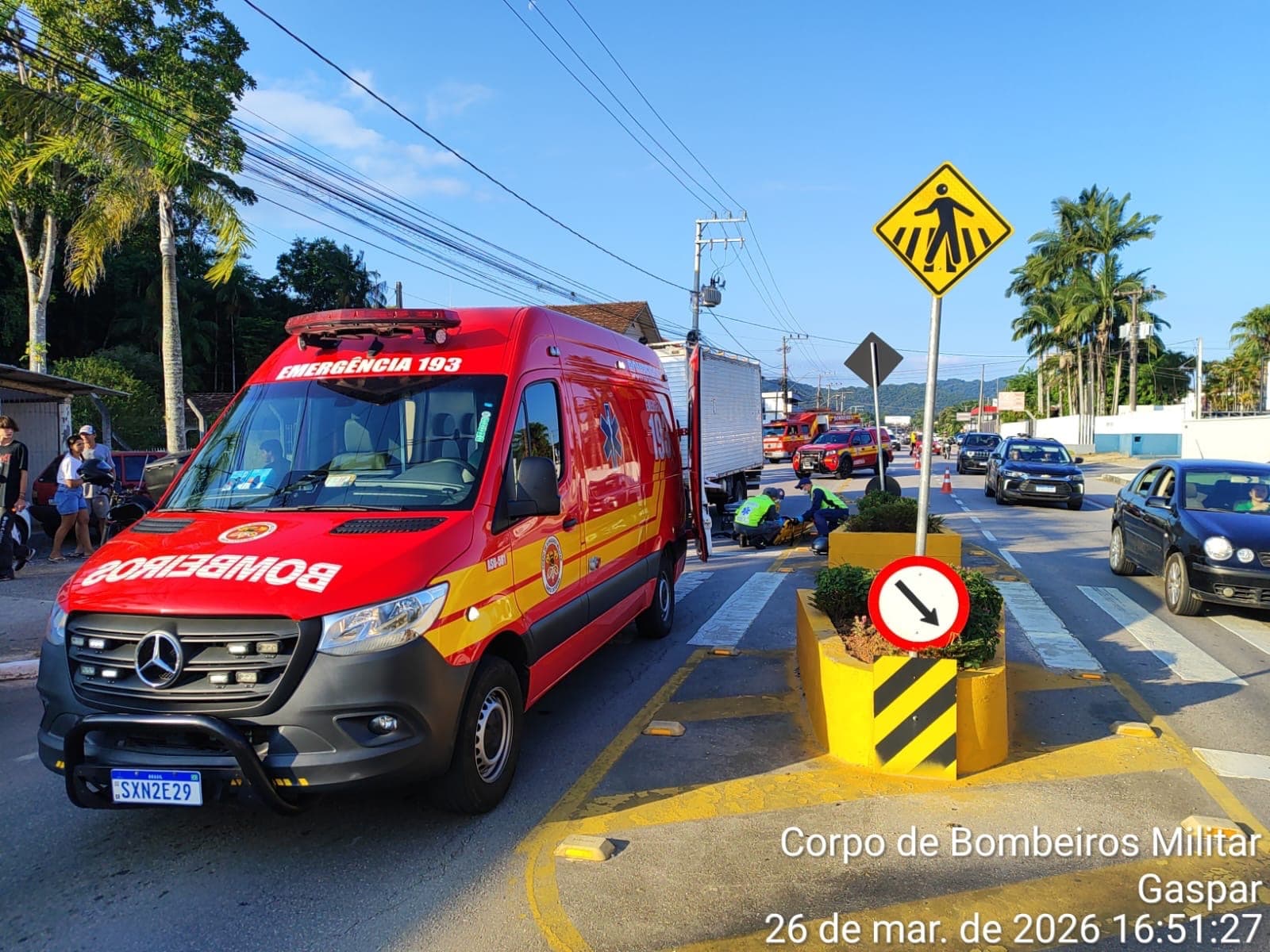 Queda violenta de moto deixa mulher com múltiplas fraturas em rua movimentada de Gaspar