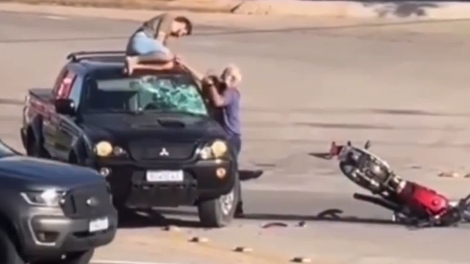Motociclista fica ferido e termina sobre teto de caminhonete após acidente