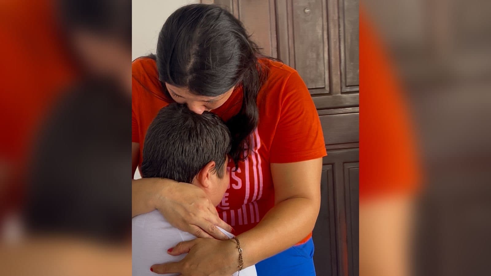 Mulher persegue criança e mãe se emociona ao reencontrar o filho em SC