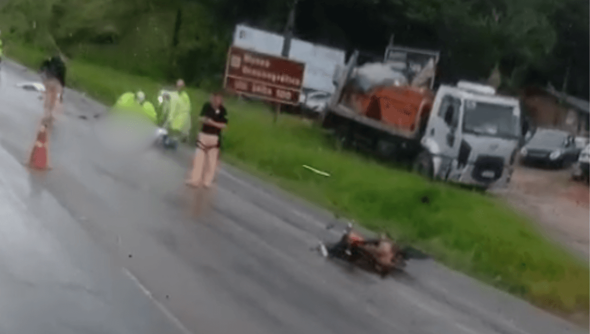 Motorista foge após atropelar e matar motociclista e passageira na BR-101, em Barra Velha
