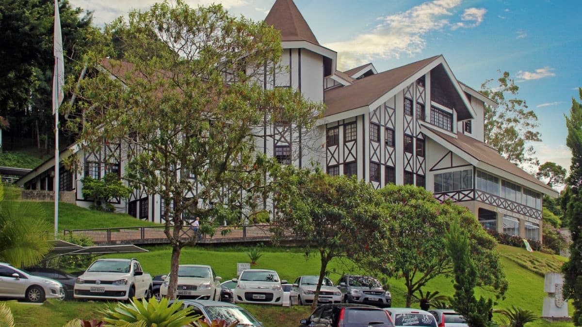 Brusque abre processos seletivos com salários de até R$ 22 mil