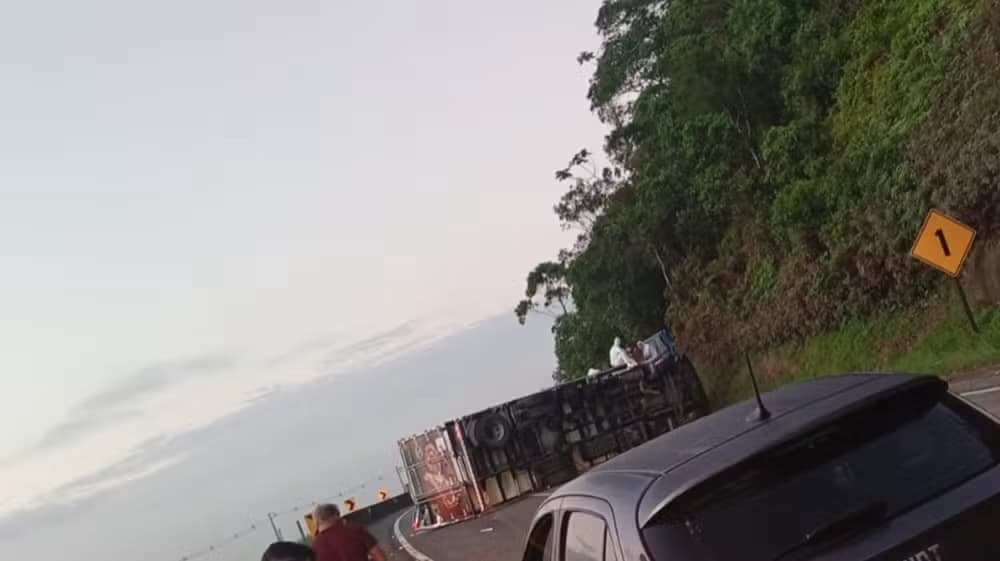 Caminhão fica atravessado na BR-101 e causa 8 km de fila em Biguaçu