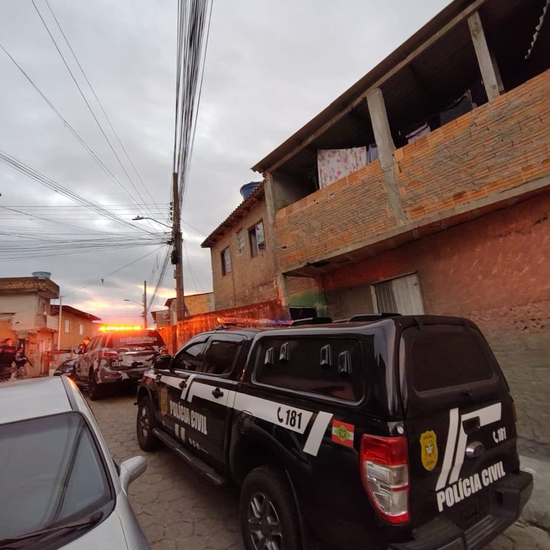 Polícia Civil e Militar fazem operação contra homicídios na Grande Florianópolis