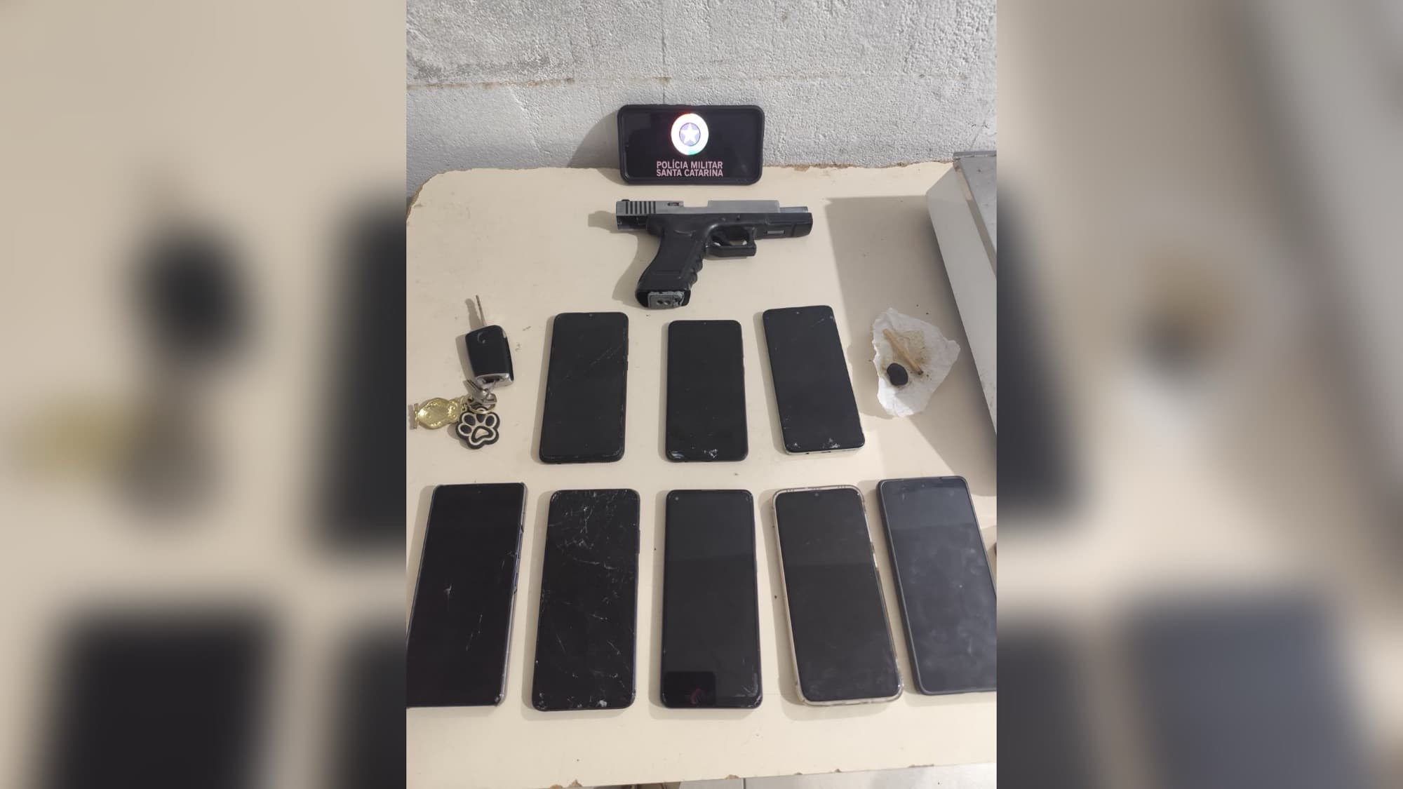 PM prende trio após roubo e apreende simulacro de arma em Porto Belo