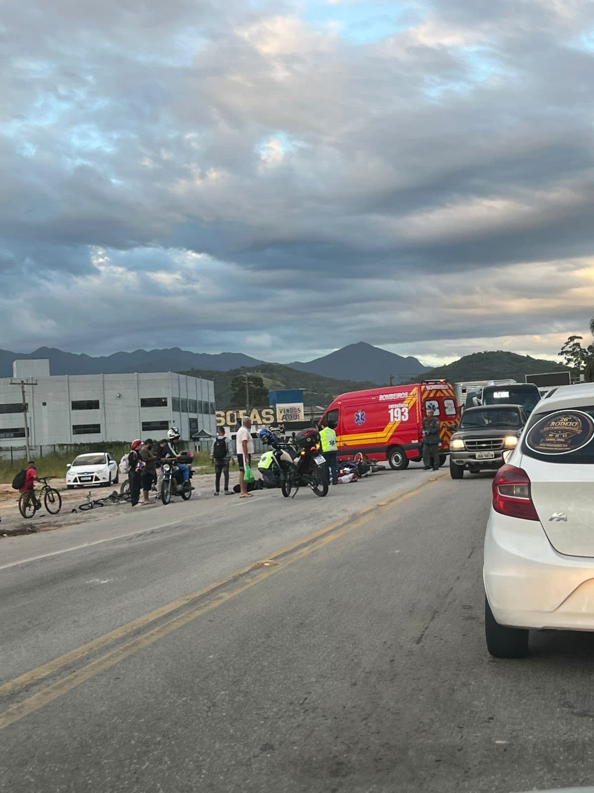 Colisão entre motos deixa dois feridos graves na BR-282, em Palhoça