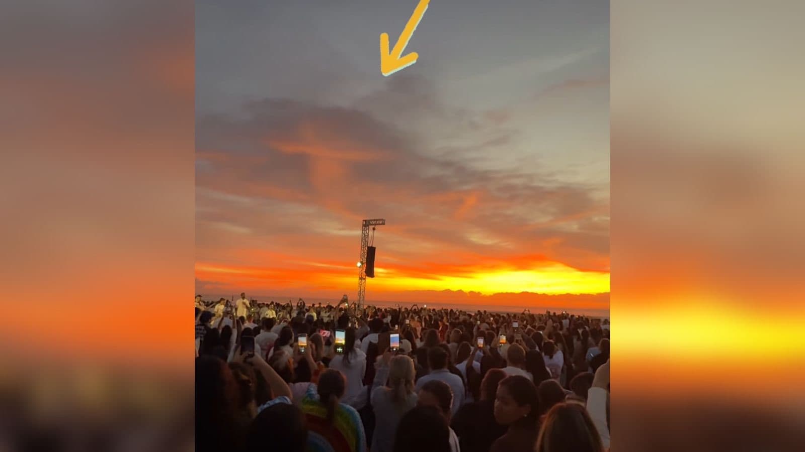 Durante momento de fé e oração, nuvem se forma no céu em formato de cruz em praia de SC