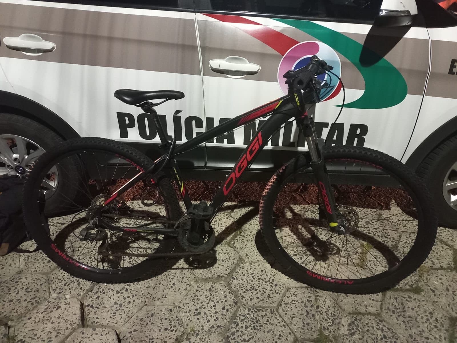 PM recupera bicicleta furtada e detém dois suspeitos após tentativa de fuga em Bombinhas