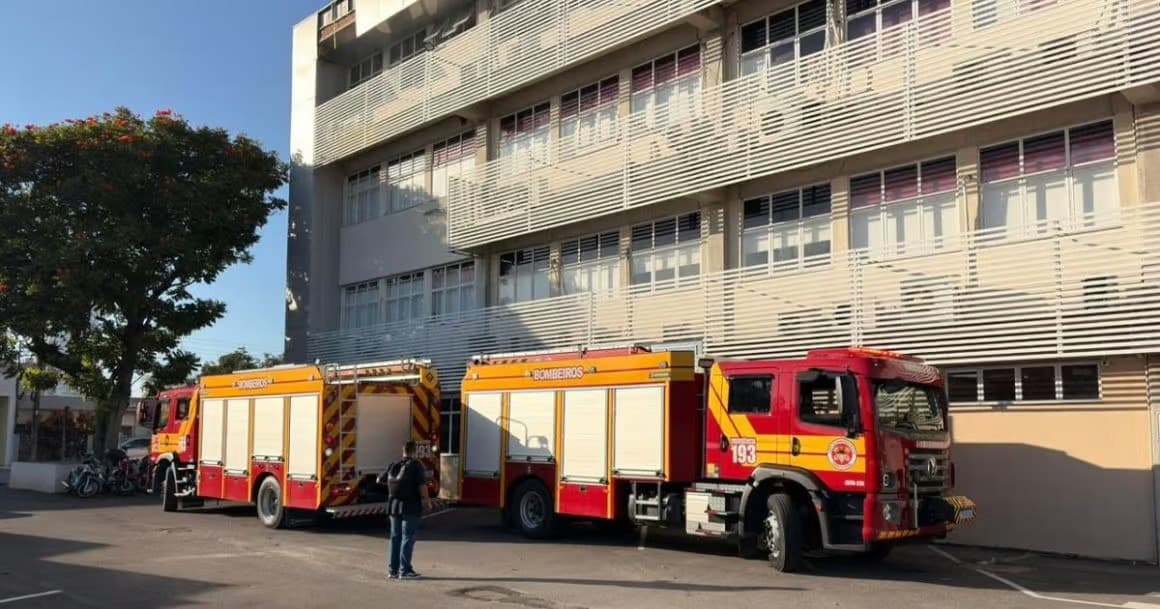 Ar-condicionado pega fogo e causa princípio de incêndio no gabinete de vice-prefeito em SC