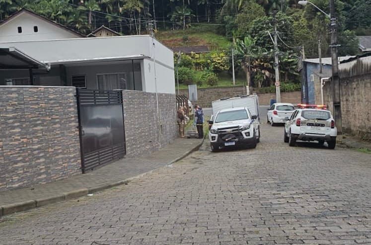 Homem encontrado morto dentro de carro em Blumenau tinha apenas 32 anos