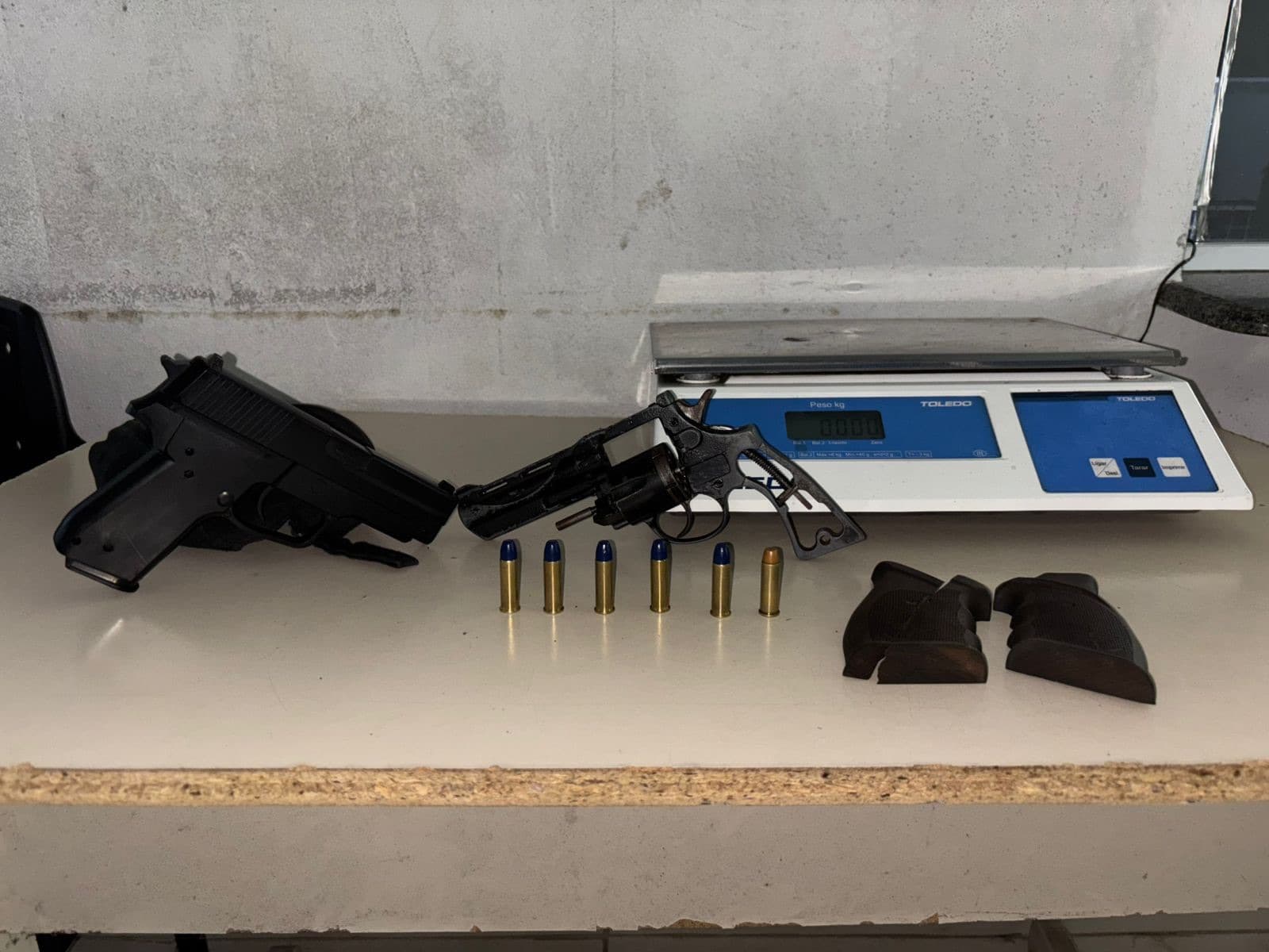 Homem pula do segundo andar para fugir da polícia e é preso com revólver em Porto Belo