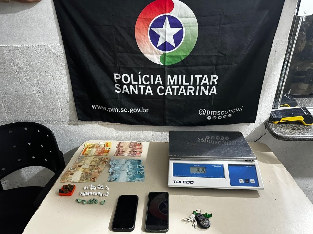 Conveniência vendia droga pelo caixa e entregava por janela lateral; dois presos em Itapema