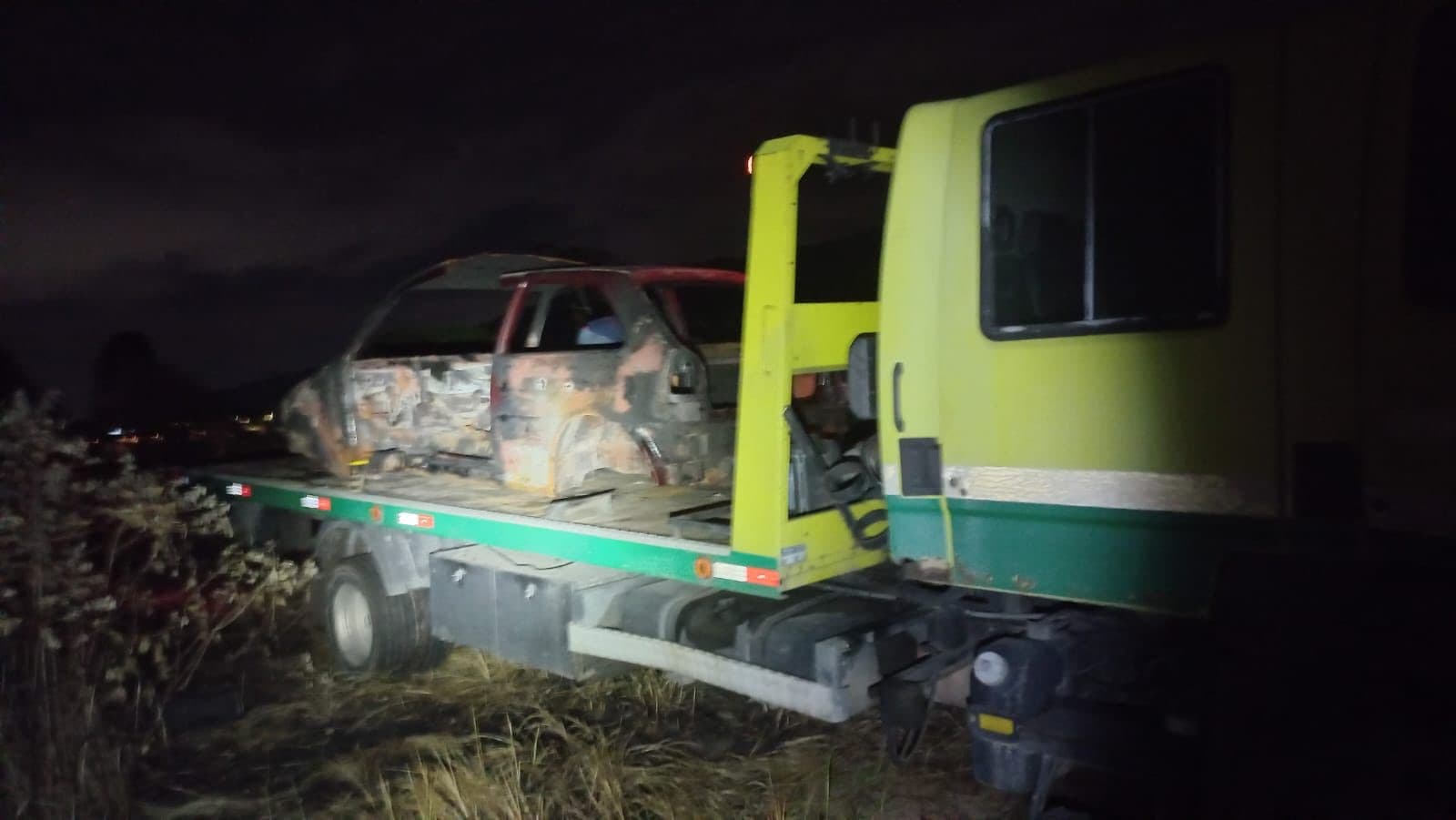 Carro furtado é achado carbonizado e sem peças às margens da BR-101 em Porto Belo
