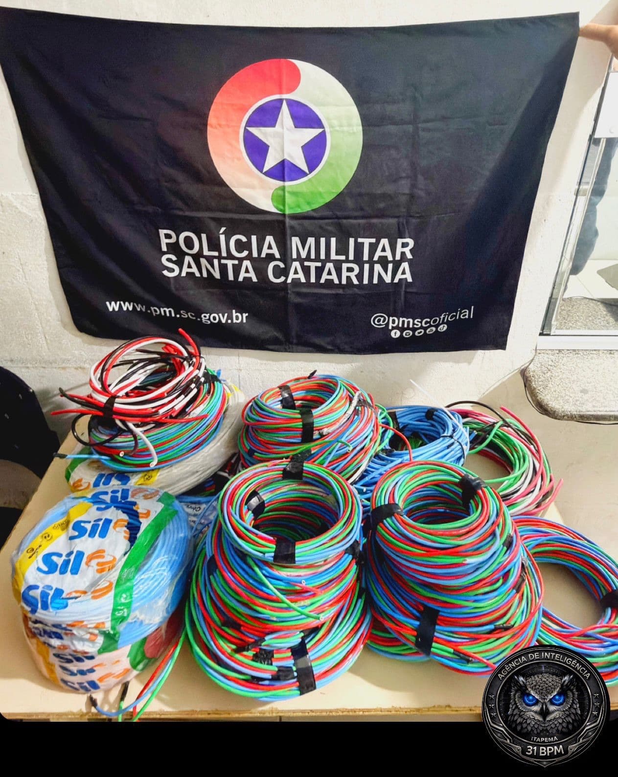 PM prende dois homens com fios furtados de obra dentro de carro em Porto Belo