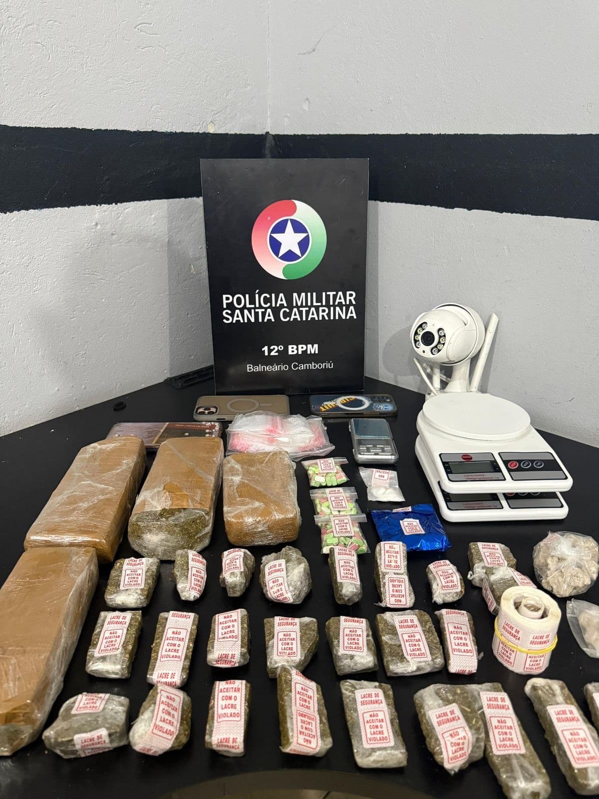 PMSC desmonta ponto de tráfico e apreende 2,4 kg de drogas e 167 comprimidos de ecstasy em Camboriú
