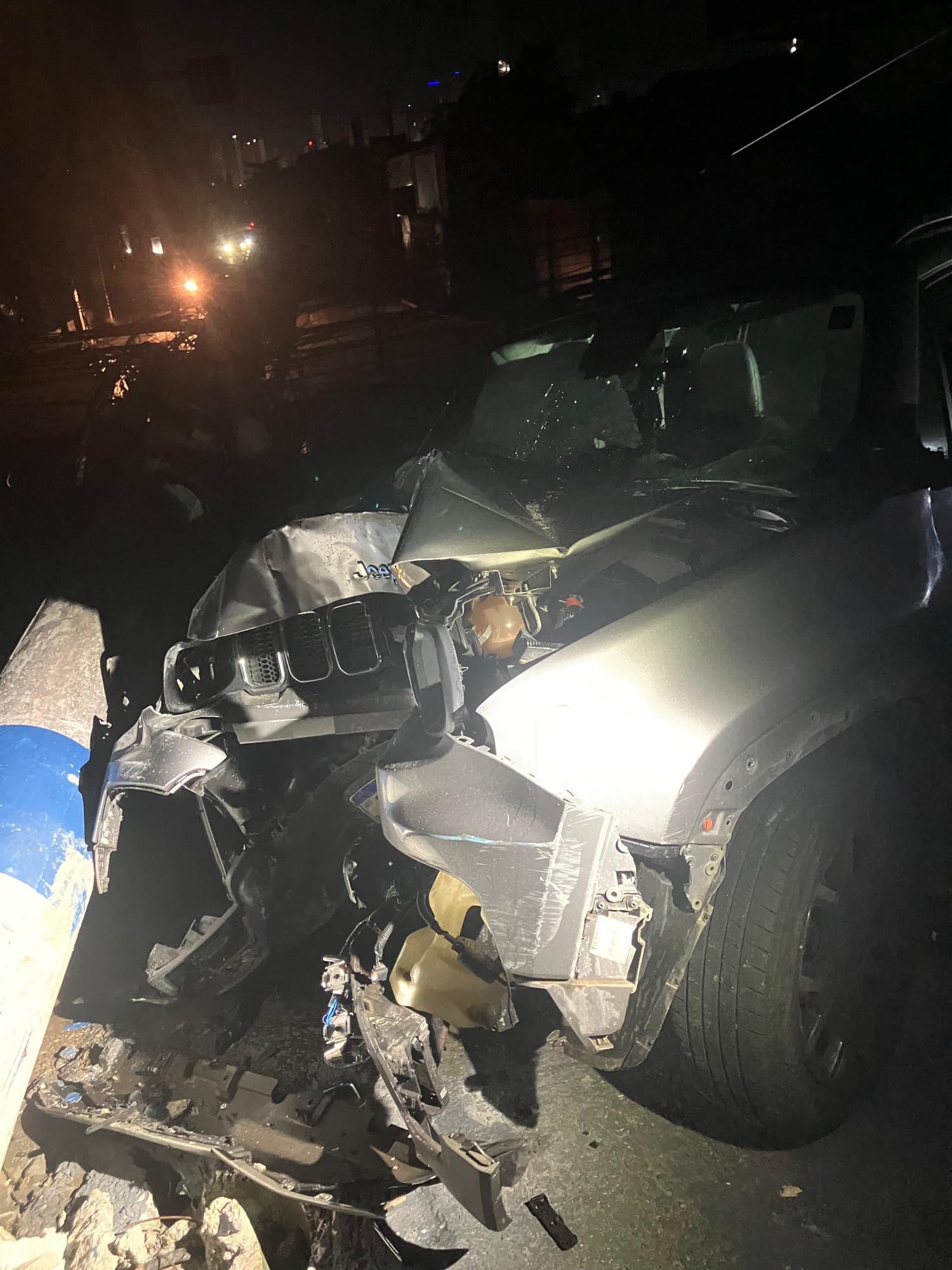 Racha termina com três postes derrubados e rua sem luz em Camboriú