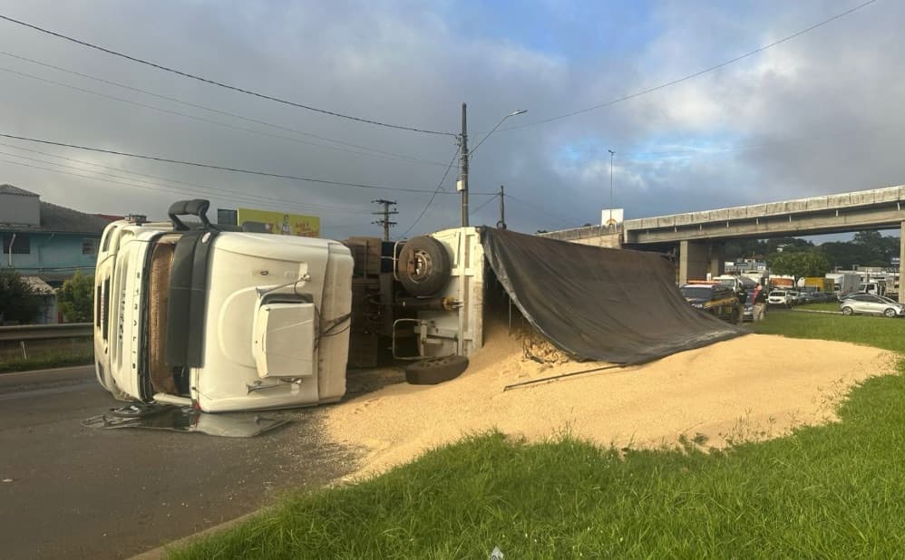 Carga de soja se espalha pela pista após carreta tombar no km 535 da BR-282 em Chapecó