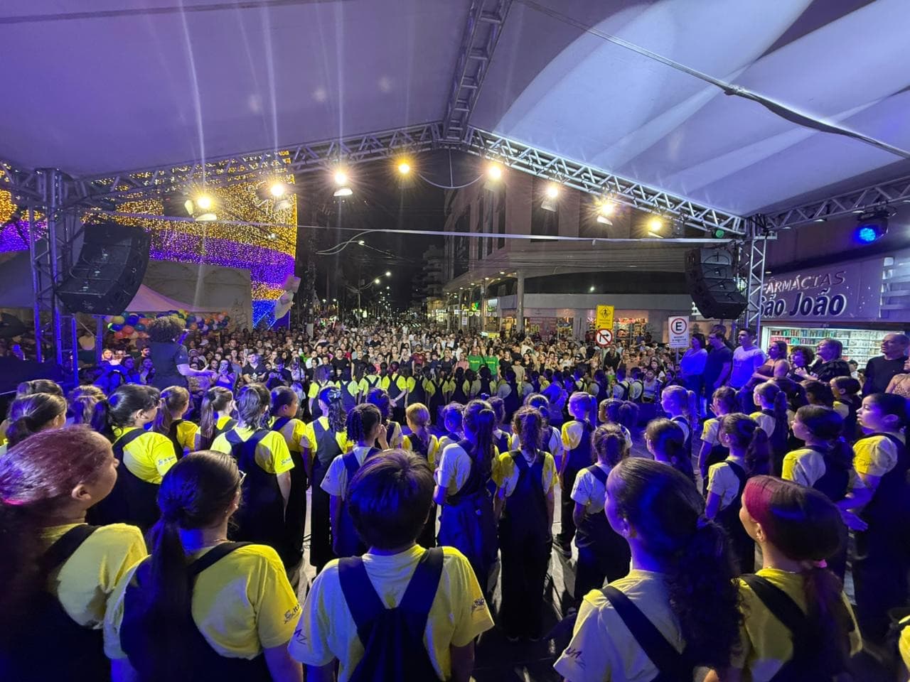 Itapema faz 64 anos e lota a Praça da Paz com música, cortejo e distribuição de bolo para o público